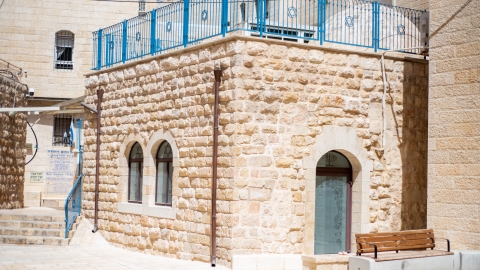 בית כנסת אברהם אבינו עם הכיפה.jpg
