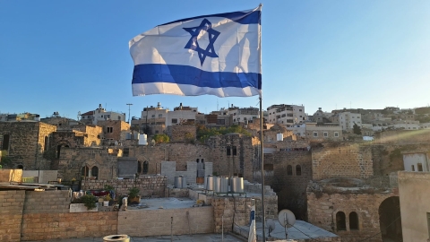 בית החירות- דגל ישראל מול שכונת אבו סנינה.jpg